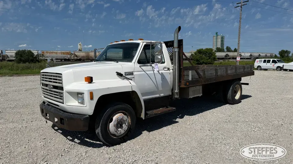 1989 Ford F700 Flatbed Truck