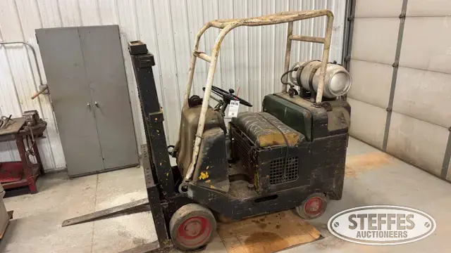 Towmotor forklift