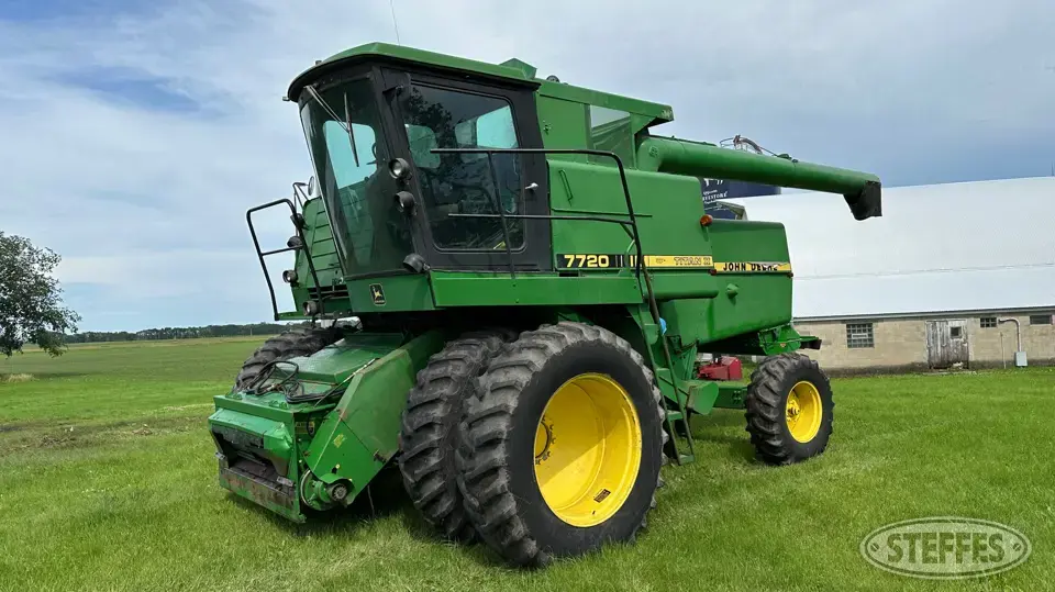 1988 John Deere 7720 Titan II Combine