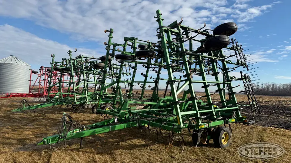 John Deere 980 Field Cultivator