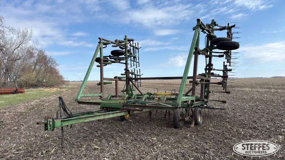 John Deere 1610 Chisel Plow