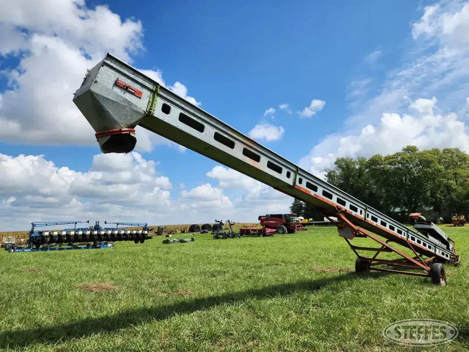 Kewanee 600 Bale Handling