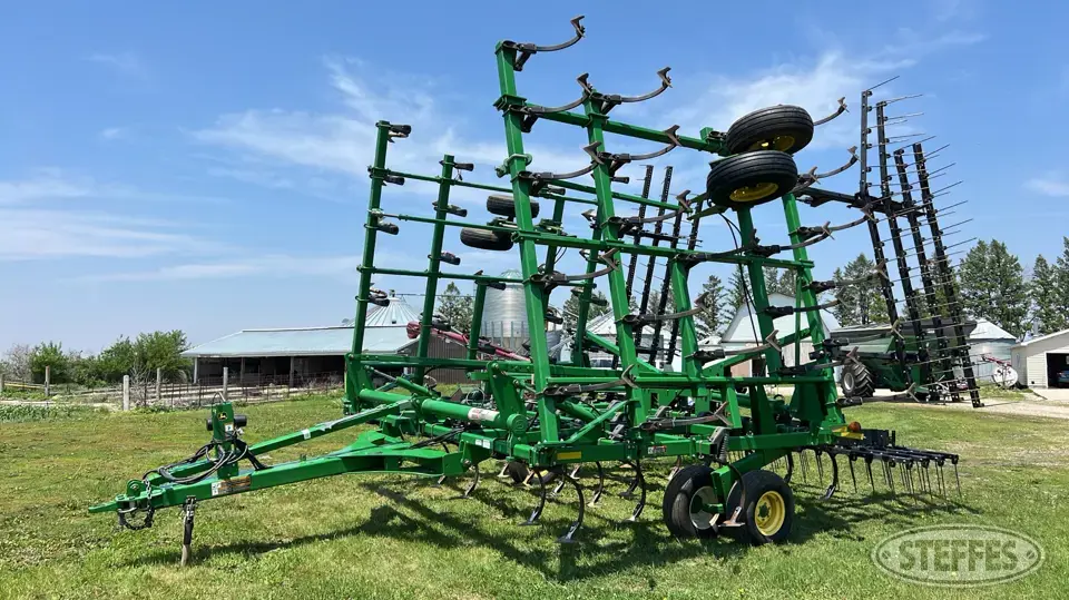 2013 John Deere 2210 Field Cultivator