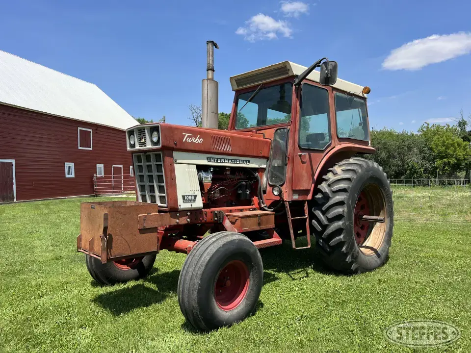 IH 1066 2WD Tractor