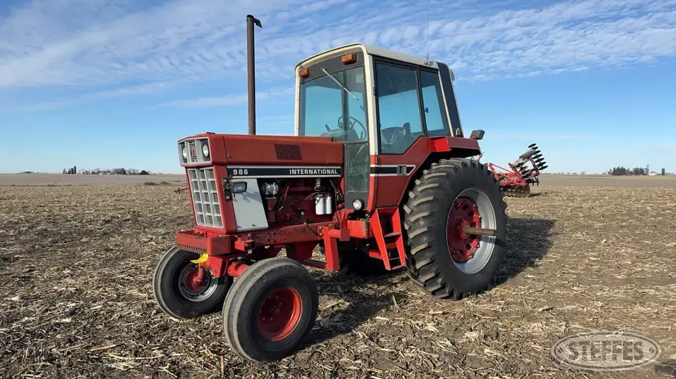 1976 International 986 2WD Tractor