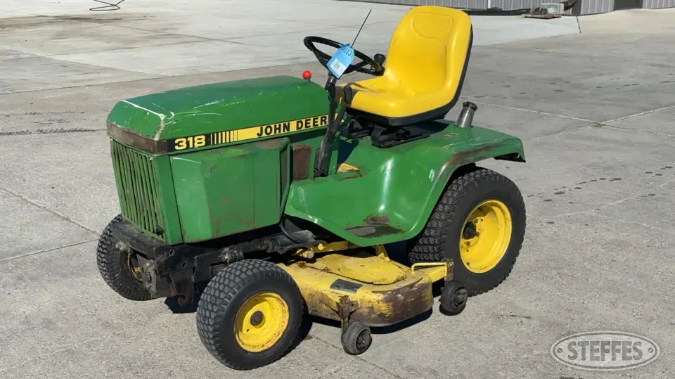 John Deere 318 Lawn Tractor