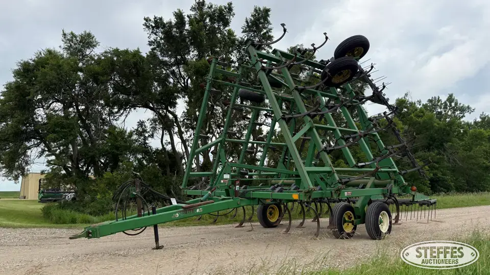 John Deere 980 Field Cultivator