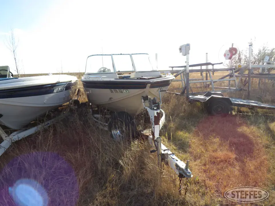2001 Crestliner Phantom SST Boat