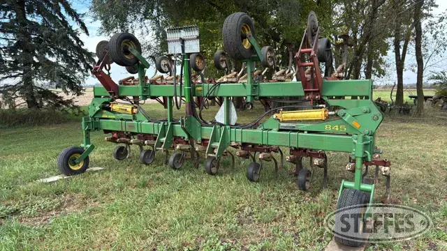 John Deere 845