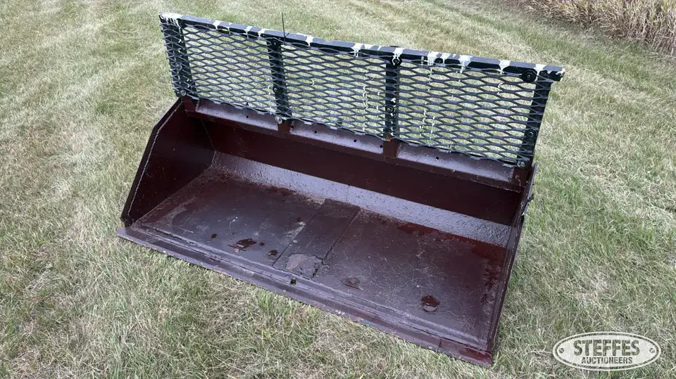 Skid steer bucket