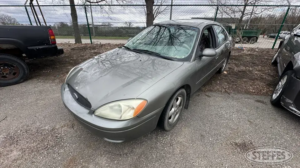 2004 Ford Taurus SE Car