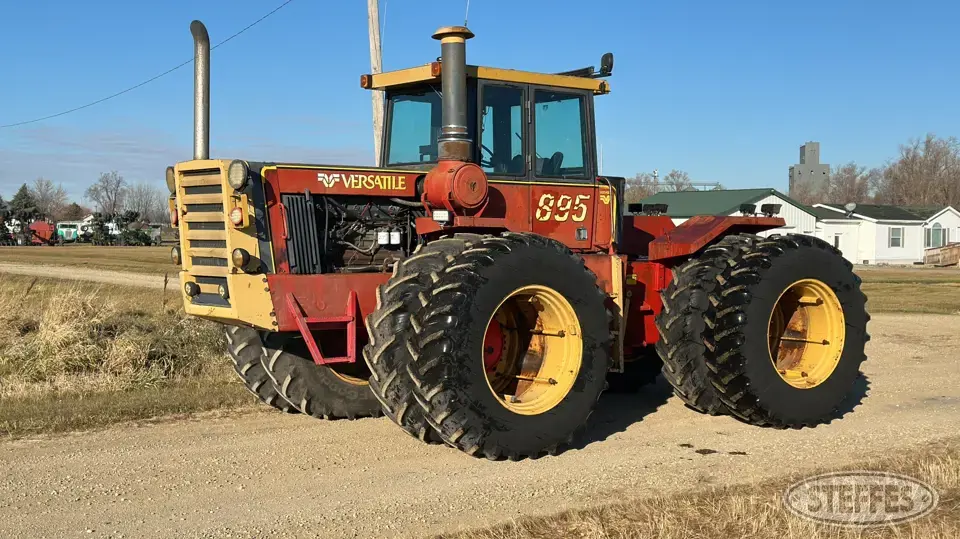 1981 Versatile 895 4WD Tractor