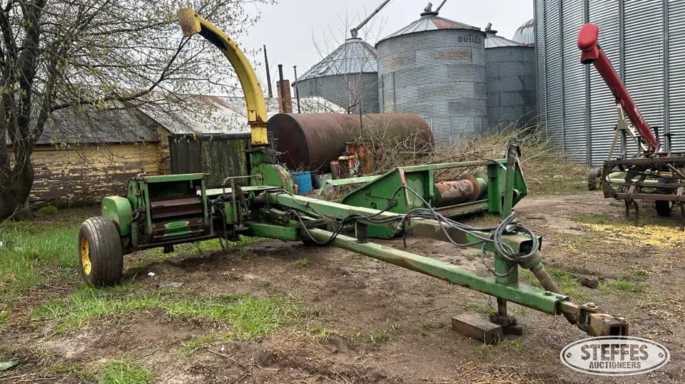 John Deere 3800 Pull-Type Harvester