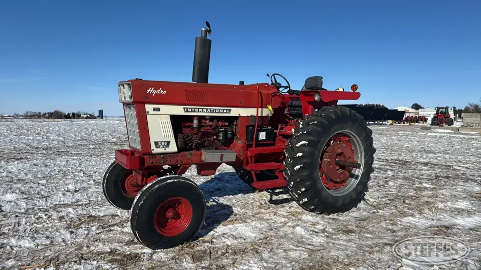 1972 Farmall 1066 Hydro 2WD Tractor