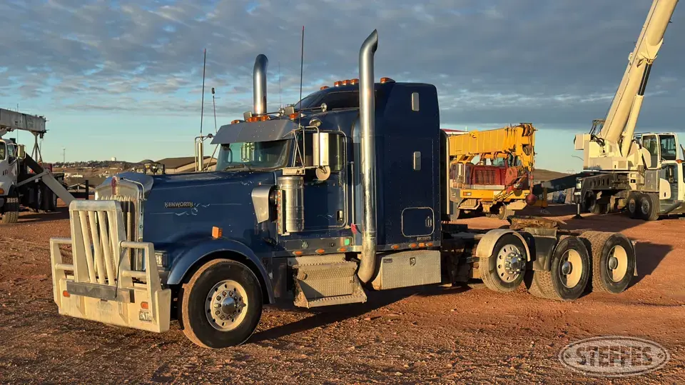 2007 Kenworth W900 Conventional Truck with Sleeper