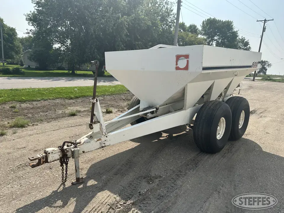 Willmar 600 Pull-Type Dry Spreader
