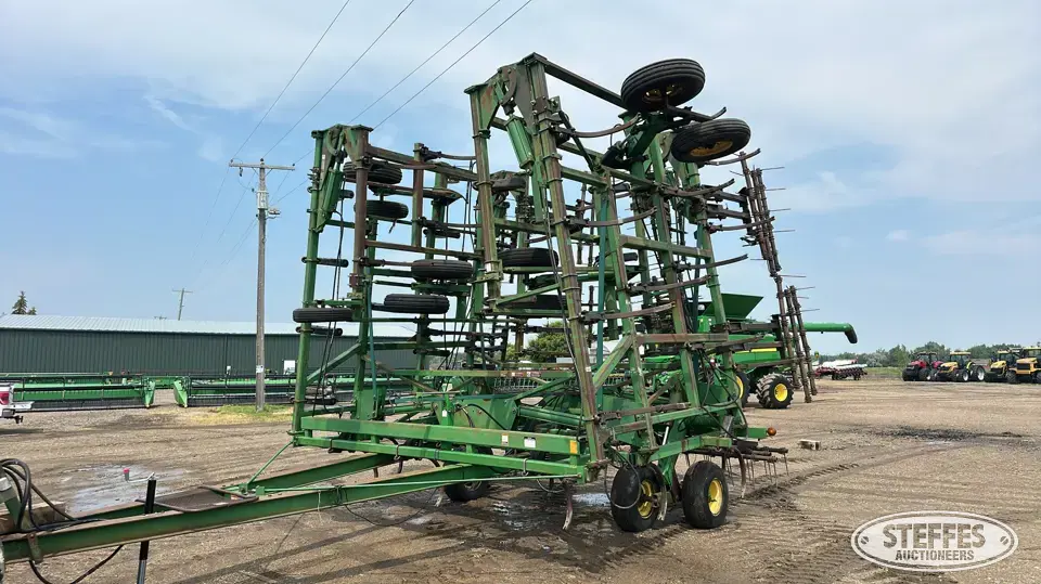 1996 John Deere 685 Chisel Plow