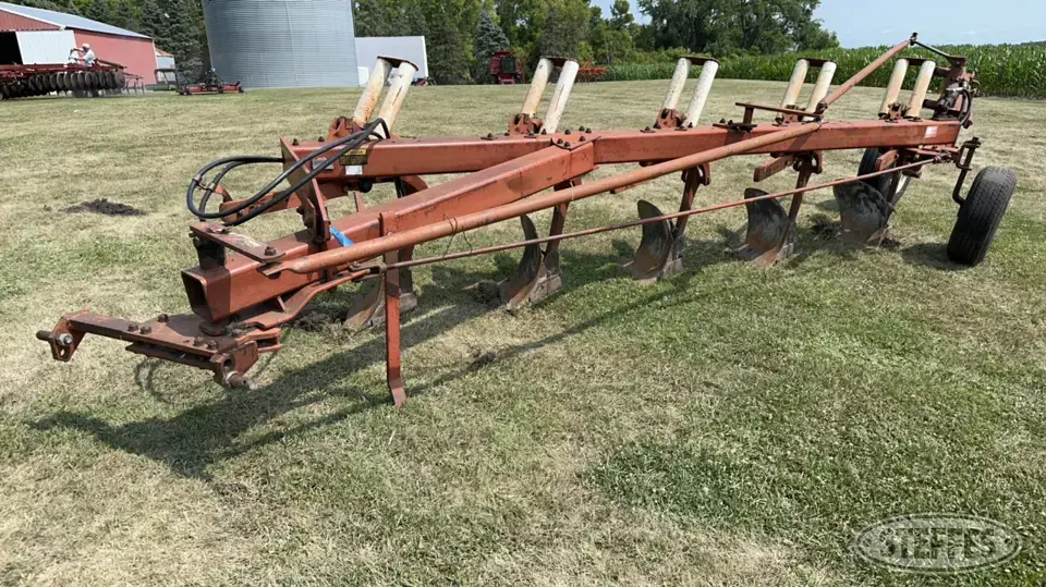 International 720 Plow