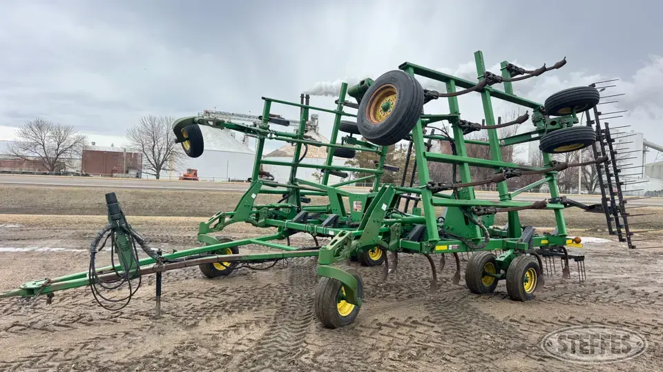 2004 John Deere 2410 Chisel Plow