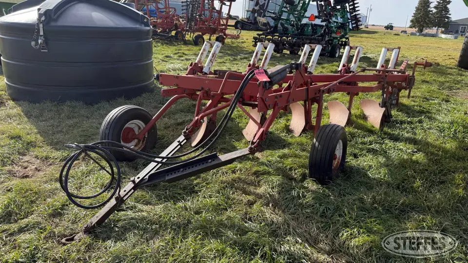 International 770 Plow