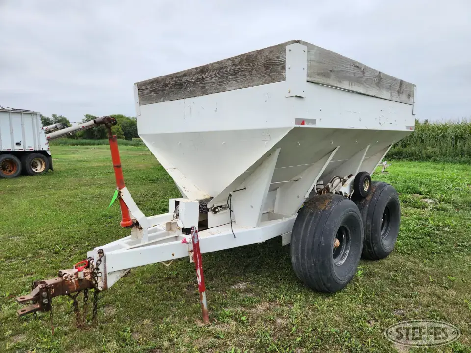 Tyler Pull-Type Dry Spreader