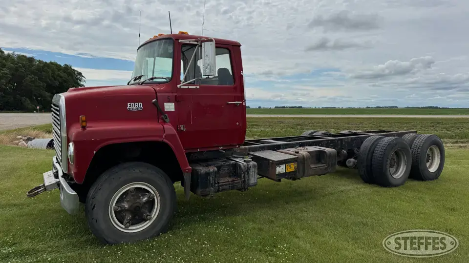 1981 Ford 8000 Cab and Chassis Truck