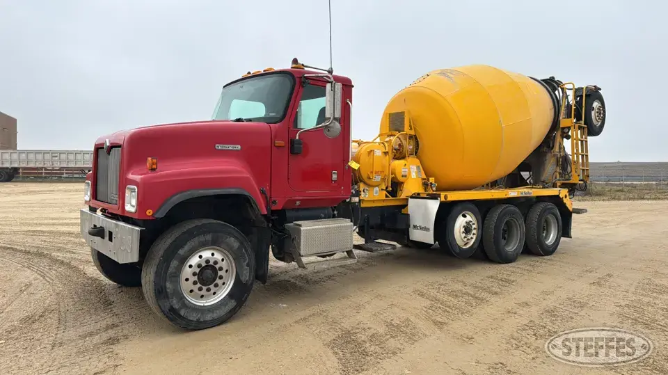 2001 International 5500i Mixer Truck