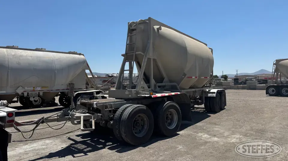 1995  JL Heil 905 cu. ft. Pneumatic Trailer