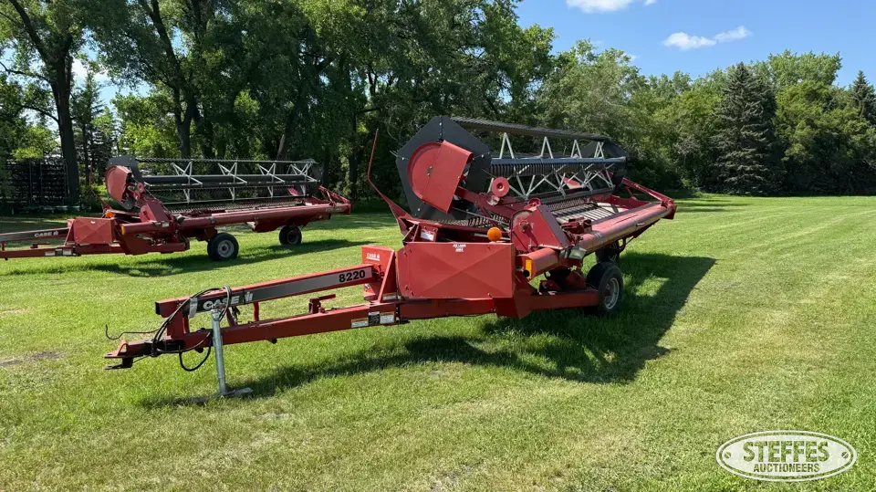 Case IH 8220 Pull-Type Swather