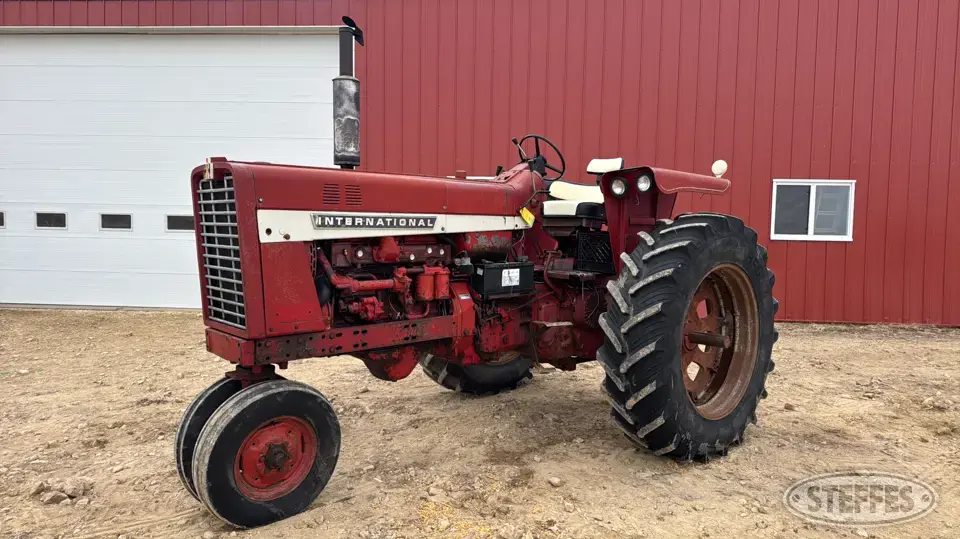 1968 Farmall 856 2WD Tractor