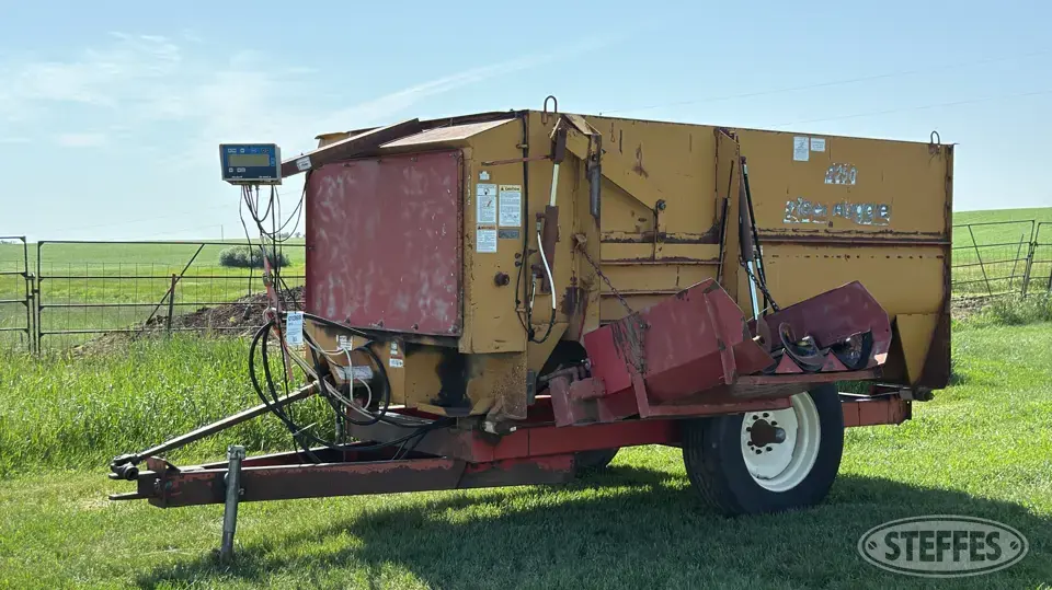 Knight 2250 Reel Auggie Forage Wagon