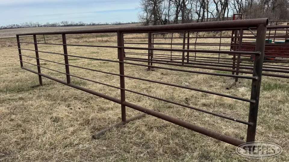 Shop-built freestanding cattle panel Livestock Handling