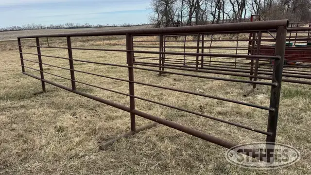 Shop-built freestanding cattle panel