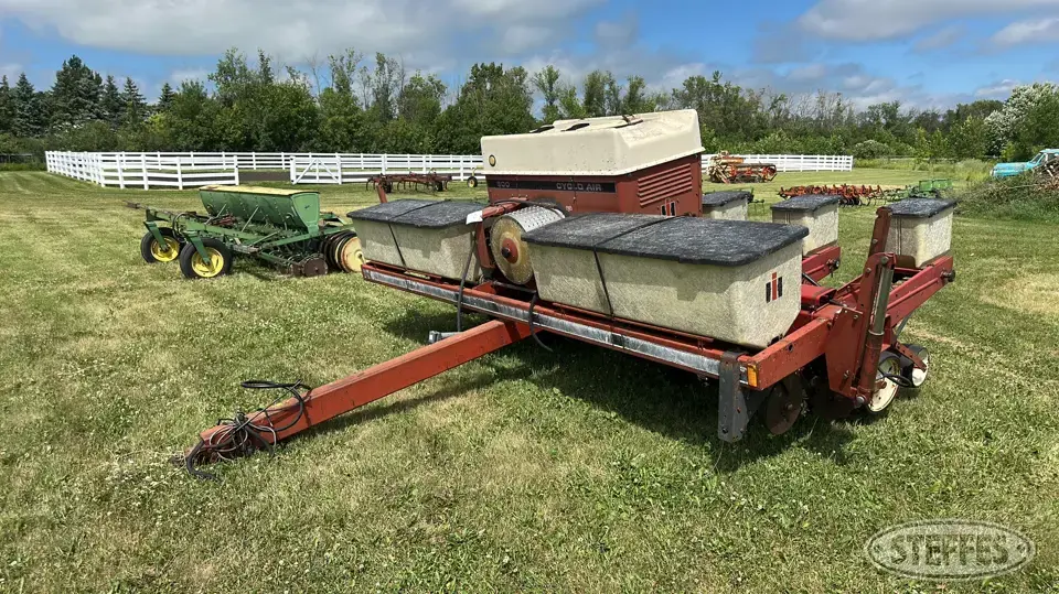 International Cyclo Air 800 Less Than 12 Row Planter