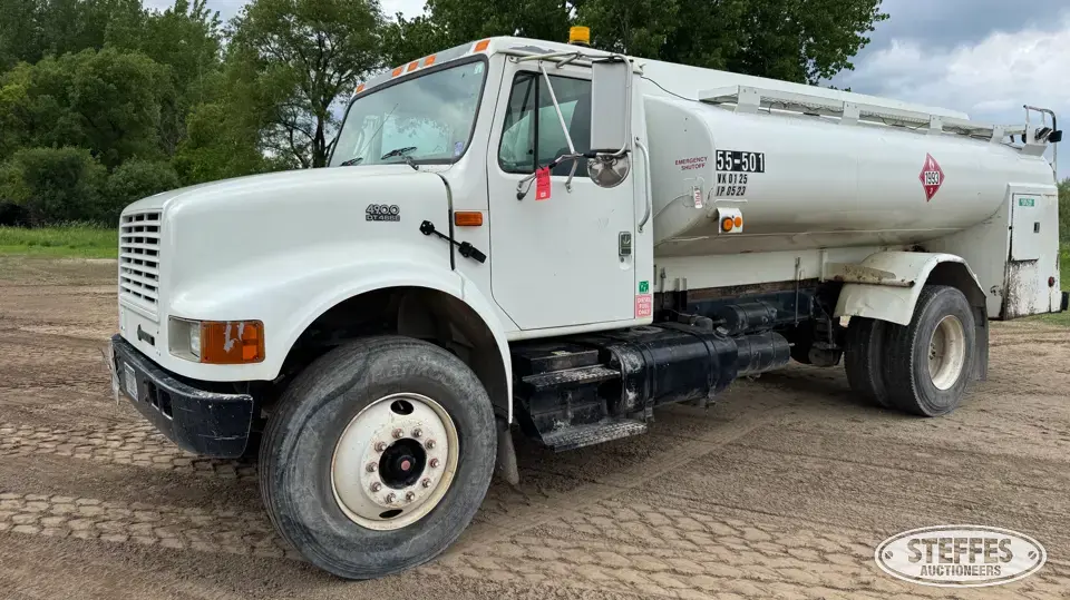 2001 International 4900 Fuel-Lube Truck