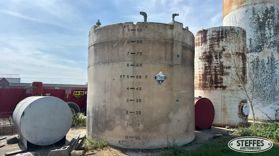 Sii approx. 7,500 gal. poly tank