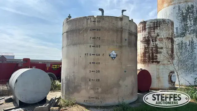 Sii approx. 7,500 gal. poly tank
