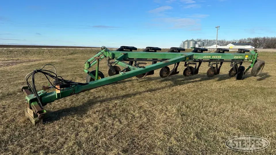 John Deere 2810 Plow