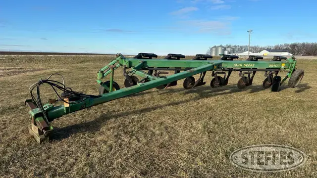 John Deere 2810