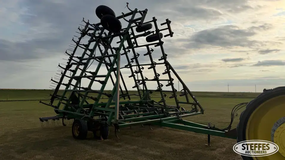 John Deere 960 Field Cultivator