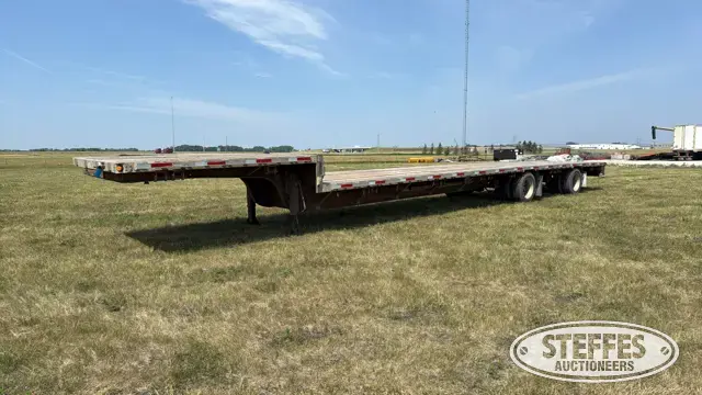 2007 Utility Spread axle step deck trailer