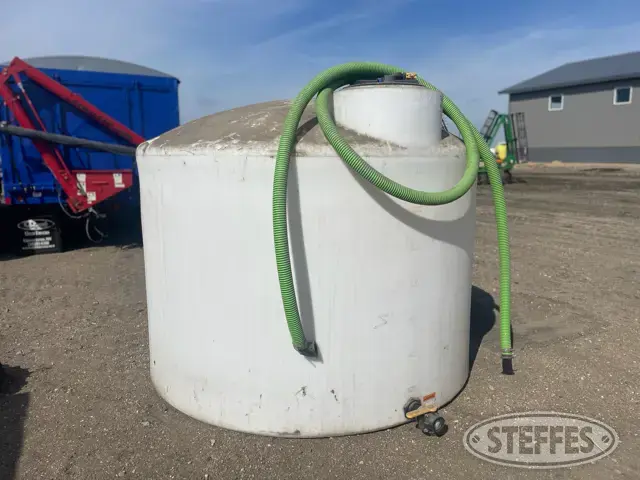 1,700 gal. poly tank
