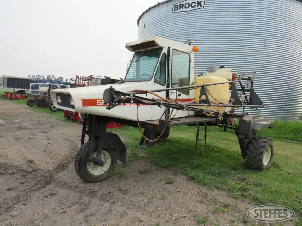 Melroe Spra-Coupe 220 Self-Propelled Sprayer