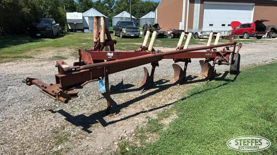 International 710 Automatic Plow