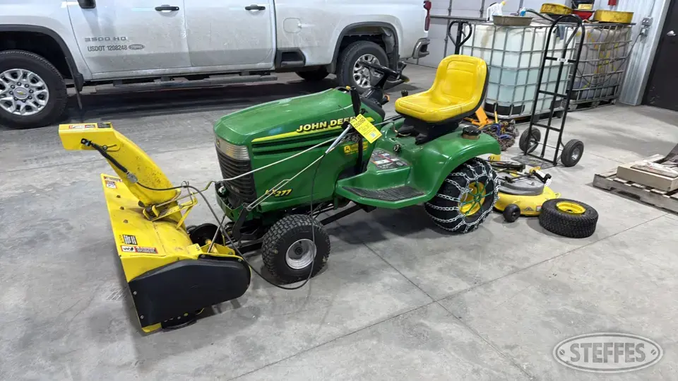 John Deere LX277 Lawn Tractor