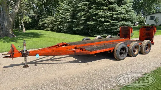 Tri-axle equipment trailer