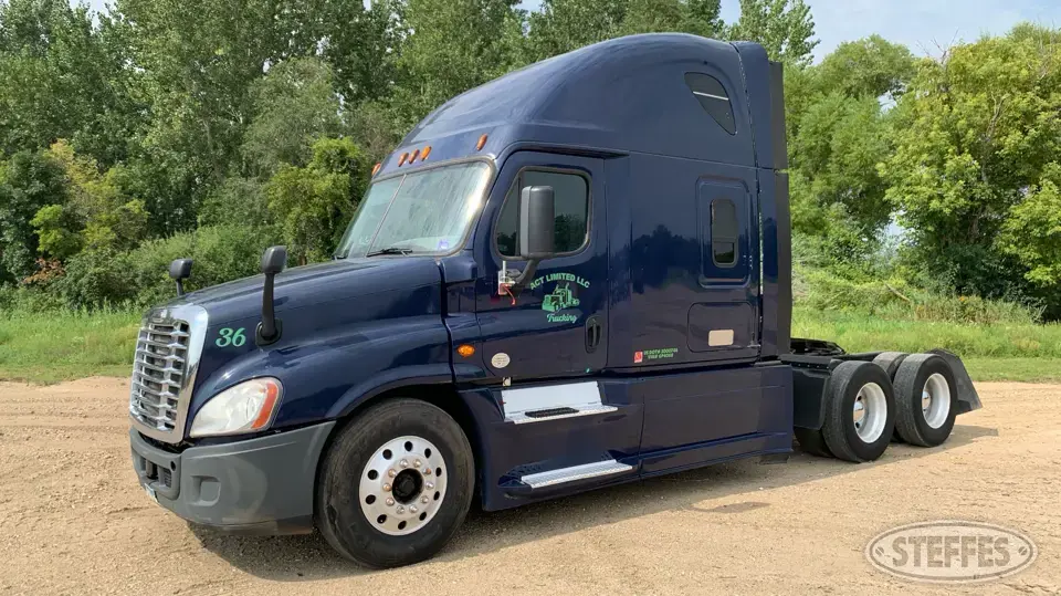 2015 Freightliner Cascadia Conventional Truck with Sleeper