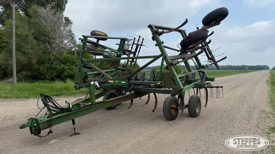 John Deere 610 Chisel Plow