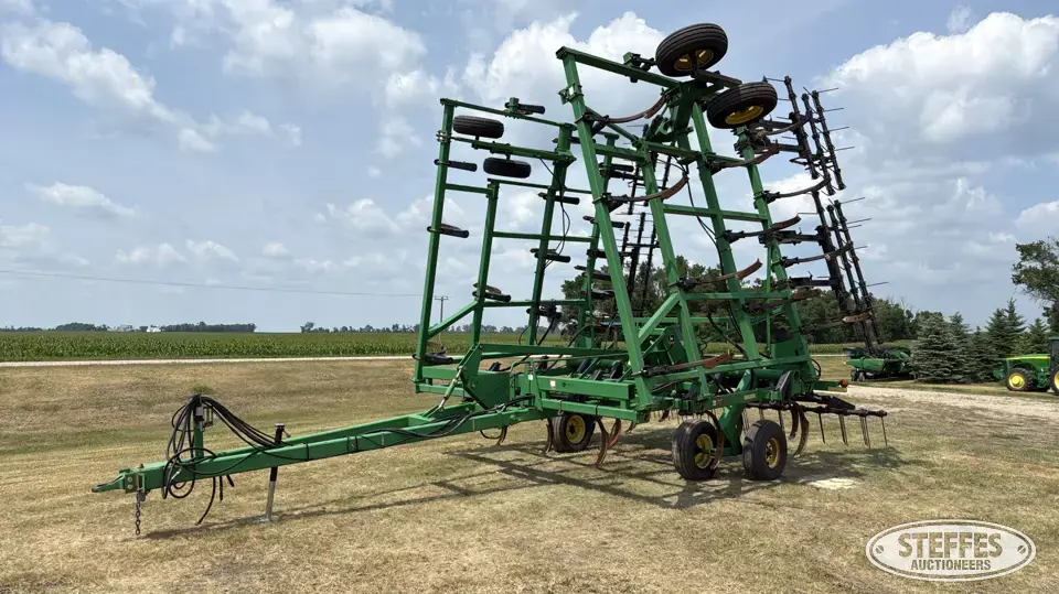 John Deere 680 Chisel Plow