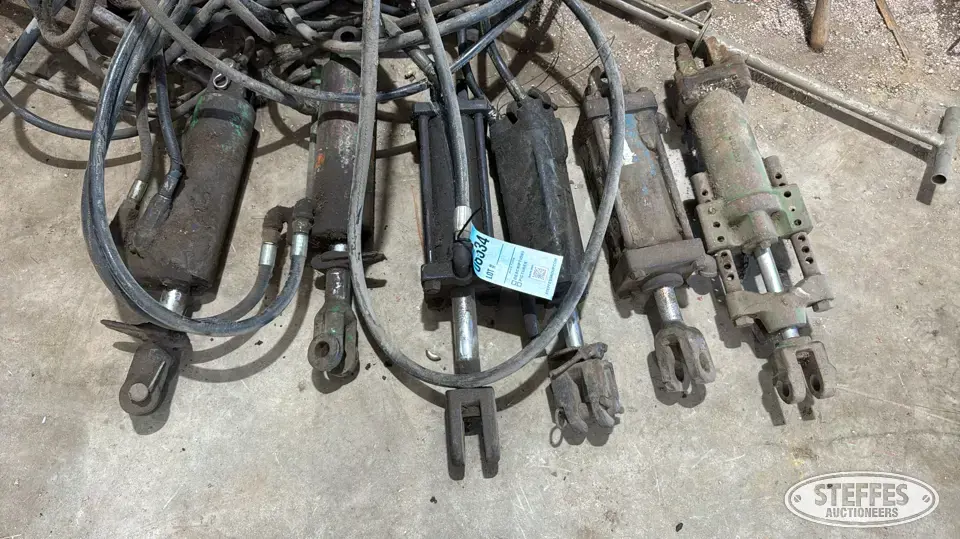 (6) Hydraulic cylinders Farm Support Item